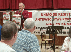 José Brinquete a dirigir-se aos presentes no jantar de 24 de abril de 2025
